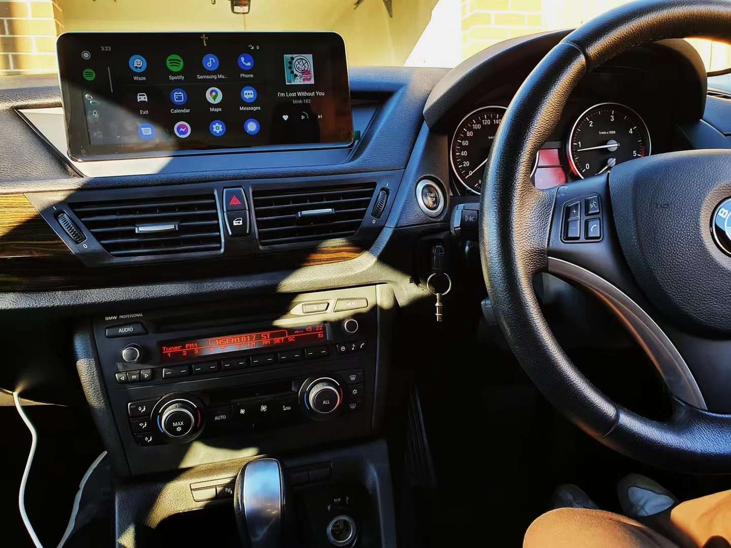 BMWのナビでYouTubeを視聴しているイメージ